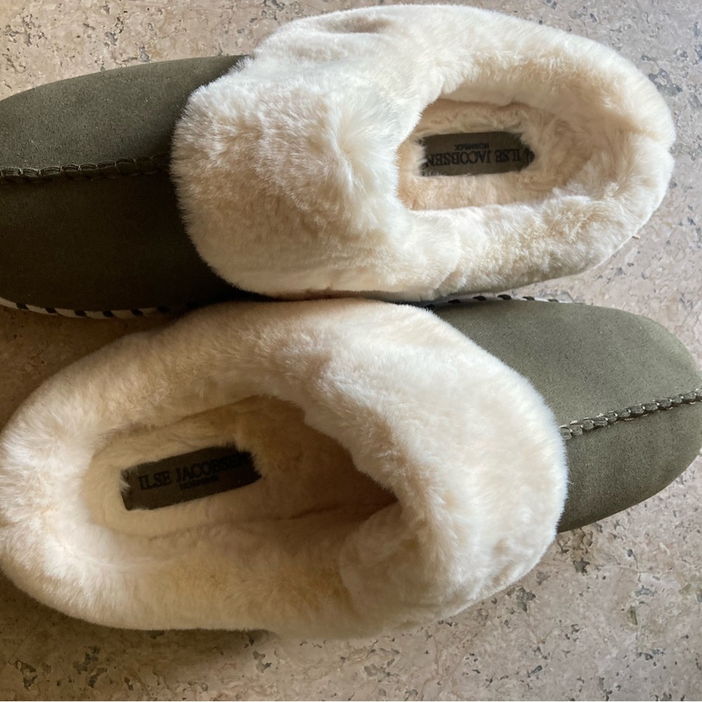 Cozy Olive Green Faux-Suede Slippers with Cream Fur Cuff - Picture 4 of 5